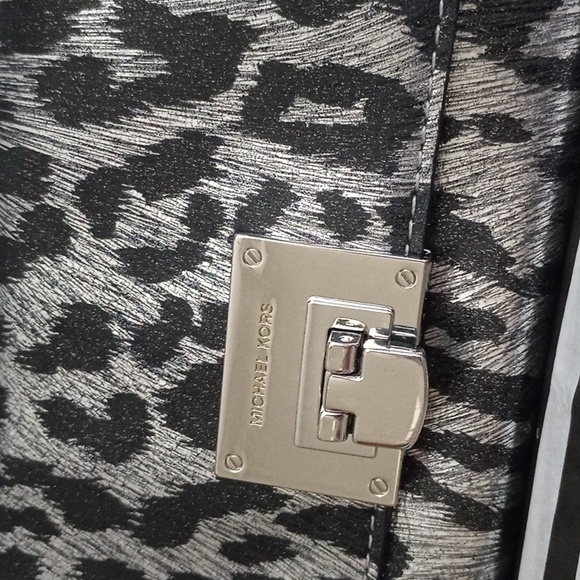 Michael Kors Shiny Leather Empire Leopard Print Silver Latch Perfect Condition - Picture 3 of 11